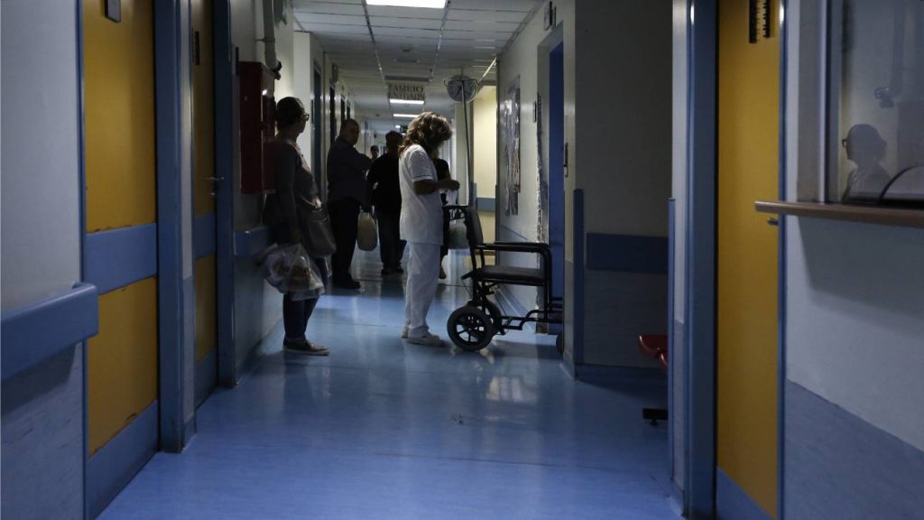 Καταγγελία ασθενή: «Με έκλεψαν στο νοσοκομείο “Ευαγγελισμός” υποδυόμενοι τους τραυματιοφορείς – Είναι ένα μπάχαλο»