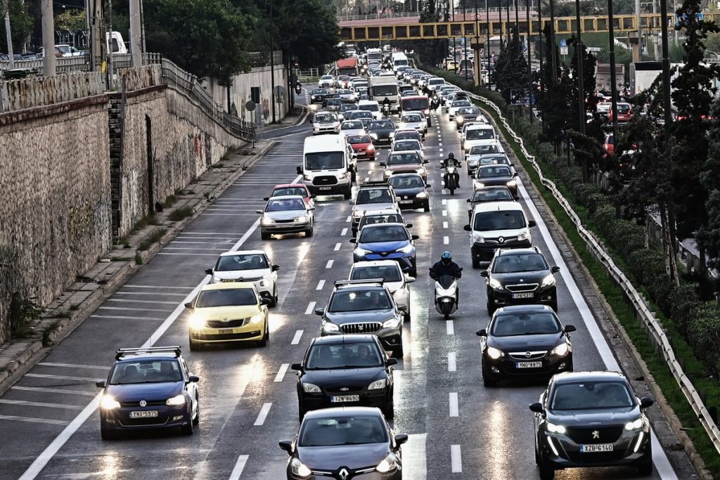 Στο «κόκκινο» η κίνηση στους δρόμους της Αττικής λόγω της ισχυρής βροχόπτωσης