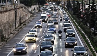 Στο «κόκκινο» η κίνηση στους δρόμους της Αττικής λόγω της ισχυρής βροχόπτωσης