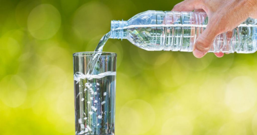 Επιστήμονες προειδοποιούν: «Το εμφιαλωμένο νερό περιέχει χιλιάδες αόρατα νανοπλαστικά»
