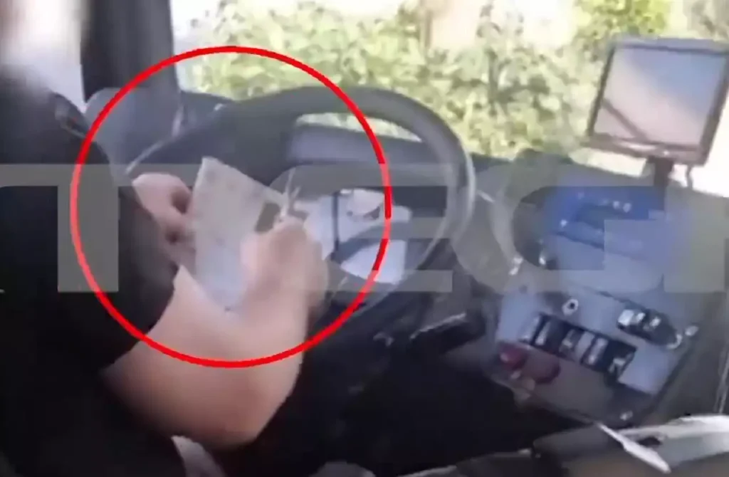 Οδηγός λεωφορείου στη Κηφισιά λύνει σταυρόλεξο ενώ εκτελεί δρομολόγιο – Δείτε βίντεο