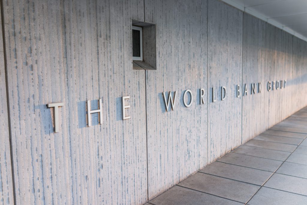 Αποκαλυπτική η Παγκόσμια Τράπεζα: «Οι περιορισμοί του covid άφησαν πίσω τις πιο αδύναμες οικονομίες»