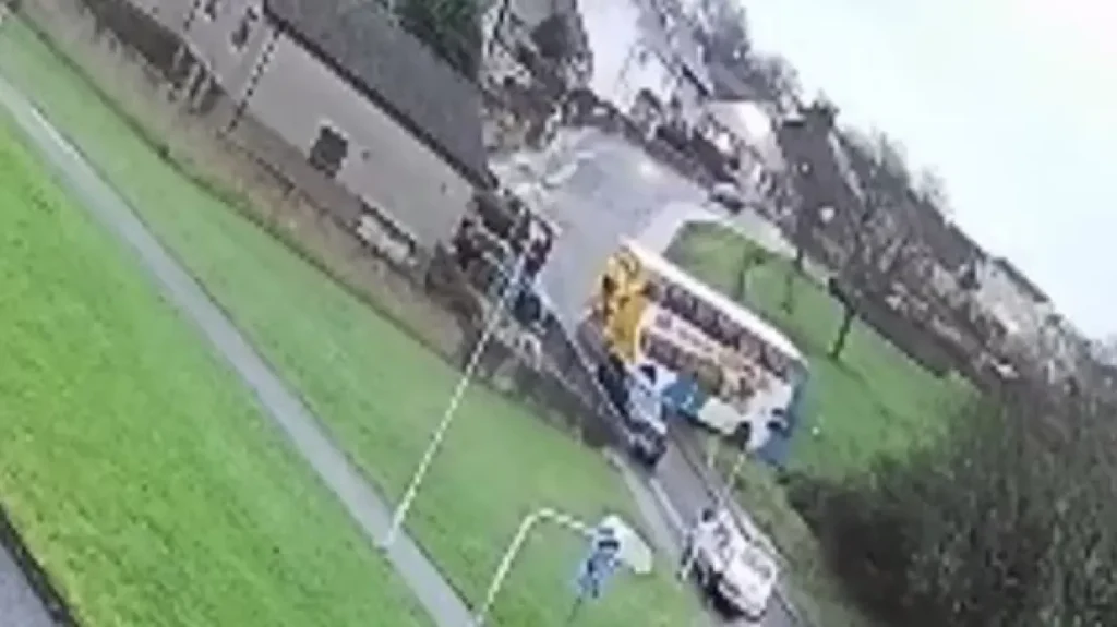 Σκωτία: Η τρομακτική στιγμή που διώροφο σχολικό λεωφορείο γλιστράει σε παγωμένο δρόμο – Έκανε στροφή 360 μοιρών