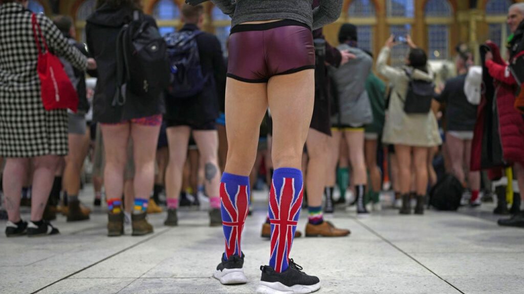 Οι Βρετανοί τίμησαν και φέτος την «γιορτή της χαζομάρας»: Με τα εσώρουχα στο μετρό (βίντεο)