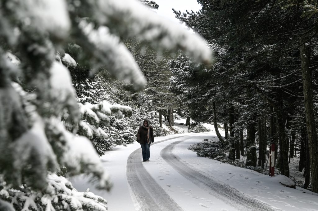 Χιονόπτωση στην Πάρνηθα: Εγκλωβίστηκαν οδηγοί στο Μπάφι – Προβλήματα στους δρόμους