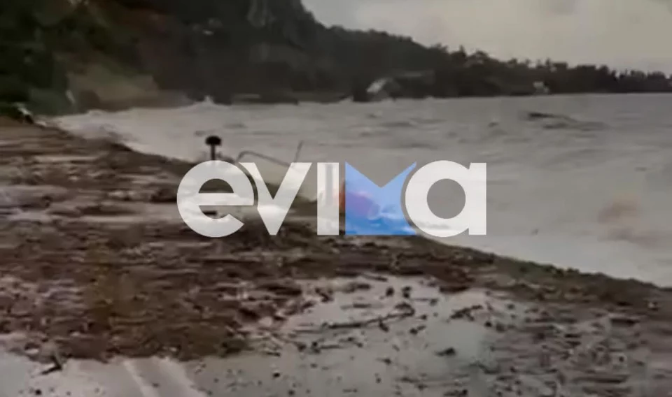 Η κακοκαιρία «σαρώνει» την Εύβοια – Kύματα γκρέμισαν τοιχίο στο λιμάνι της Δροσιάς (φώτο)