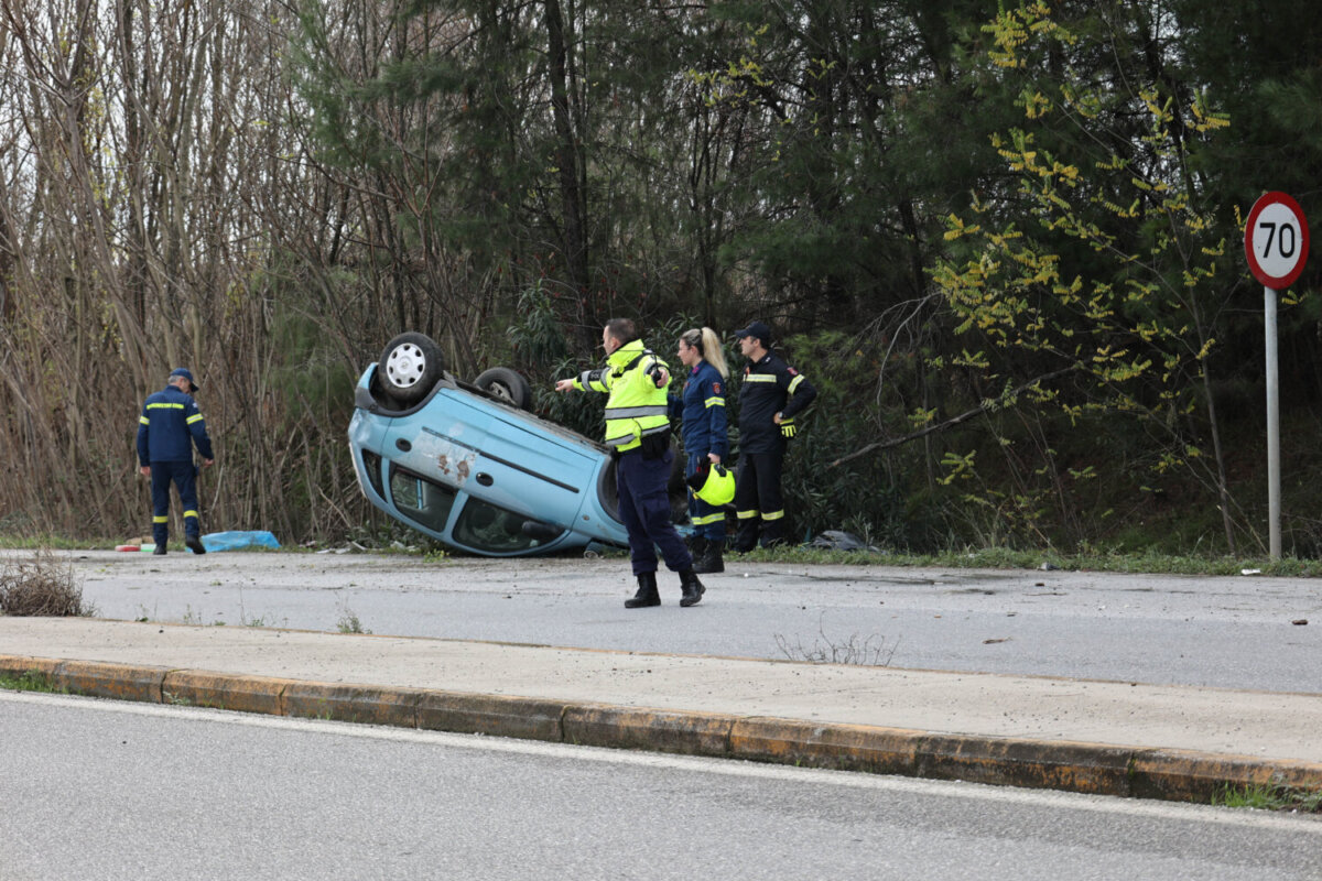 Λάρισα: Αυτοκίνητο αναποδογύρισε και εγκλωβίστηκε 25χρονη οδηγός
