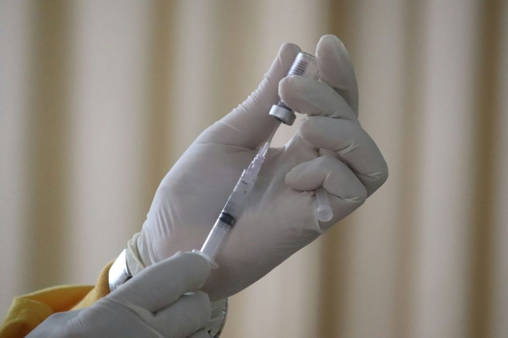 Επιμένει ο ΙΣΑ για εμβολιασμούς για κορωνοϊό και γρίπη 