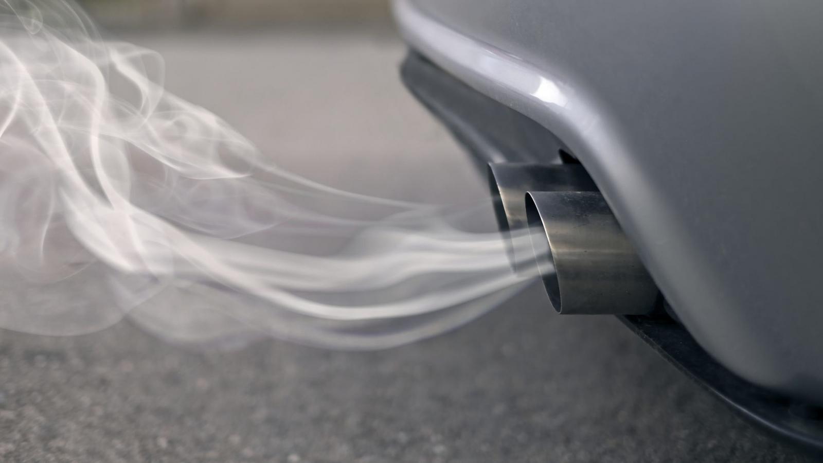 Εσύ το ήξερες; – Να γιατί βγαίνει λευκός καπνός από την εξάτμιση του αυτοκινήτου