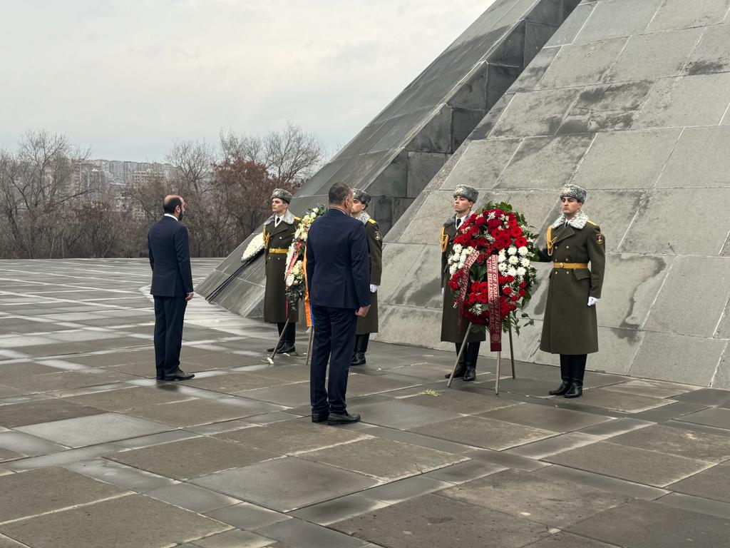 Στο Γερεβάν ο Γ.Γεραπετρίτης – Κατέθεσε στεφάνι στο μνημείο Γενοκτονίας των Αρμενίων (φώτο)