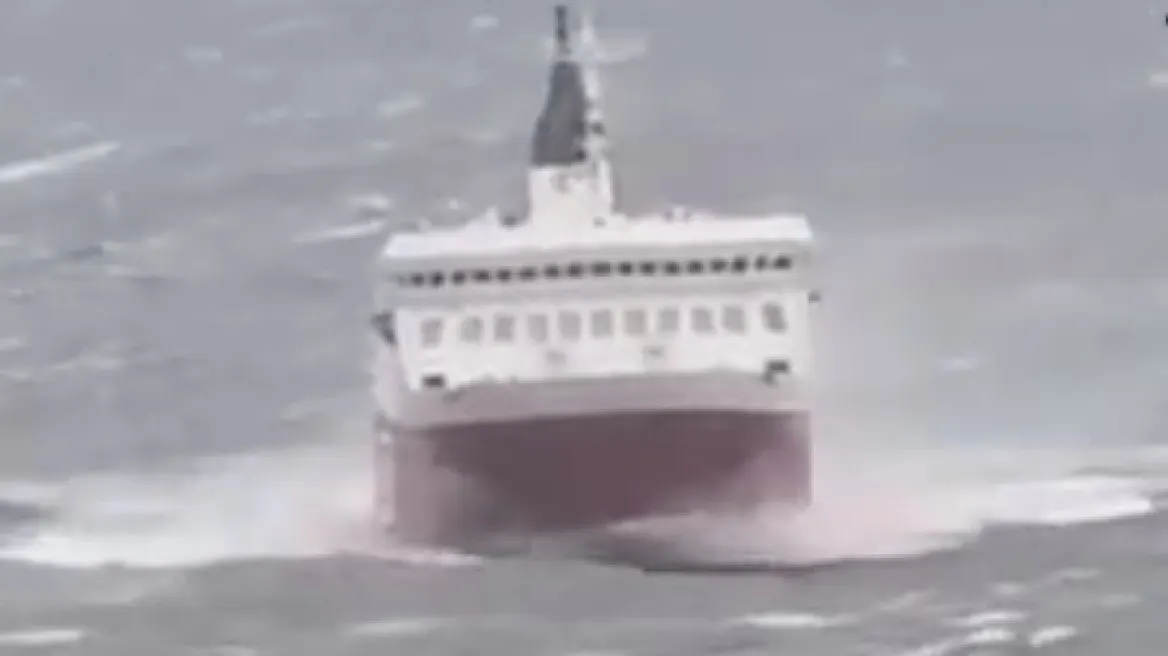 Βίντεο ντοκουμέντο: Τα κύματα «καταπίνουν» το Fast Ferries Andros
