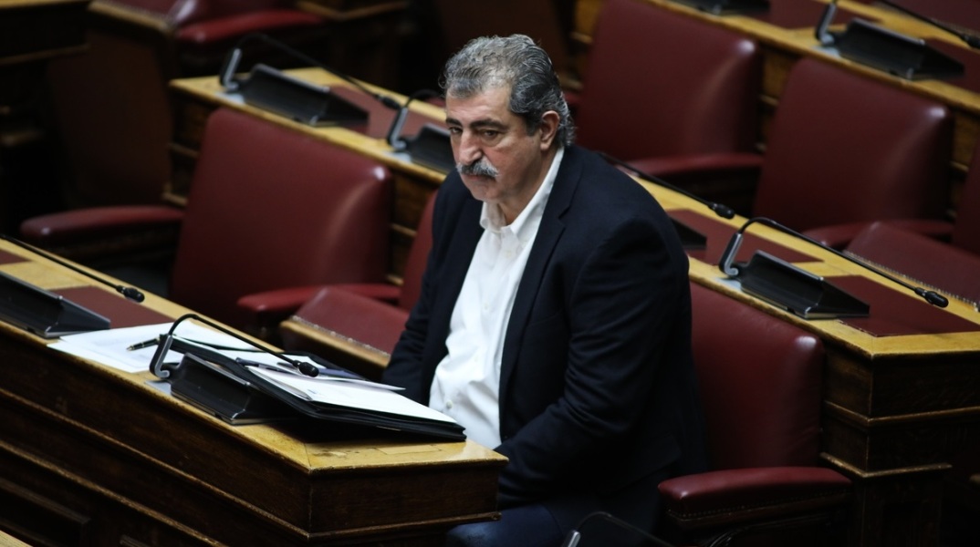 Ο Π.Πολάκης κέρδισε το φλουρί της βασιλόπιτας που έκοψε ο ΣΥΡΙΖΑ (φωτο)
