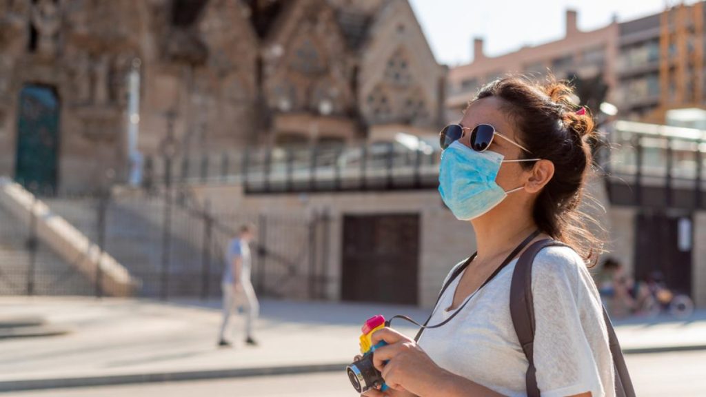 Επανέρχεται η υποχρεωτική χρήση μάσκας σε νοσοκομεία και δομές υγείας στην Ισπανία 