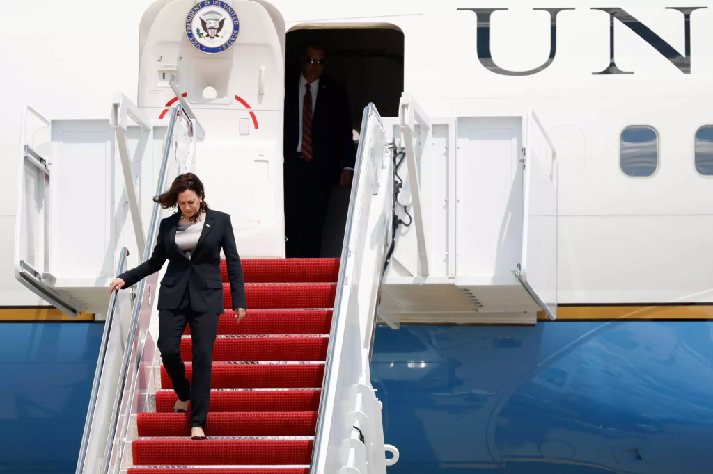 ΗΠΑ: Εξετράπη λόγω των θυελλωδών ανέμων και της κακοκαιρίας το αεροσκάφος που μετέφερε την αντιπρόεδρο Κάμαλα Χάρις