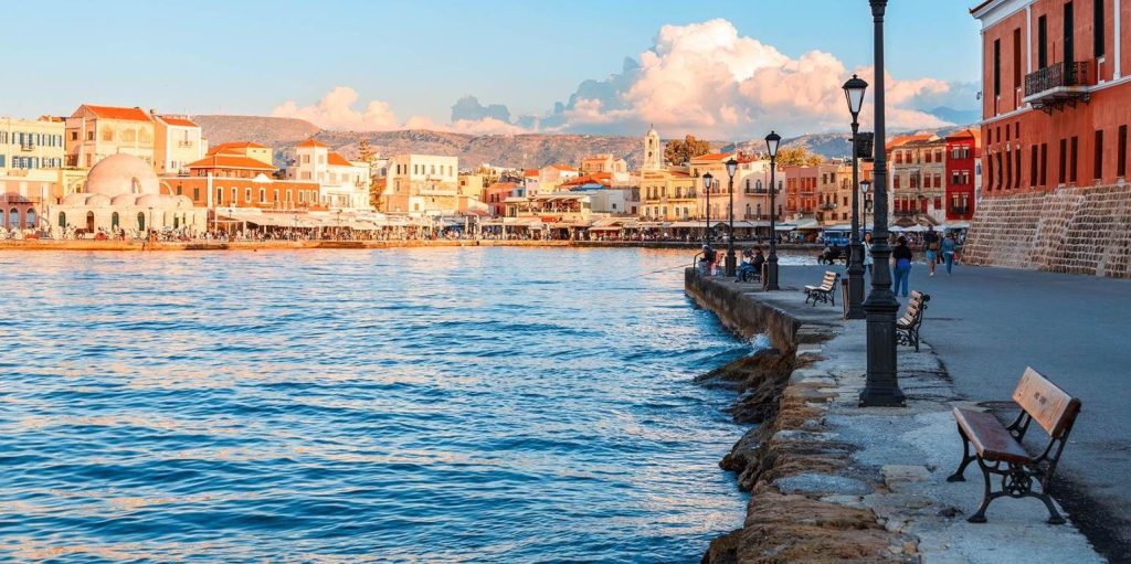 Εικόνες ντροπής στα Χανιά: 26χρονος παρίστανε γυμνός το Θείο Βρέφος σε φάτνη (φώτο)