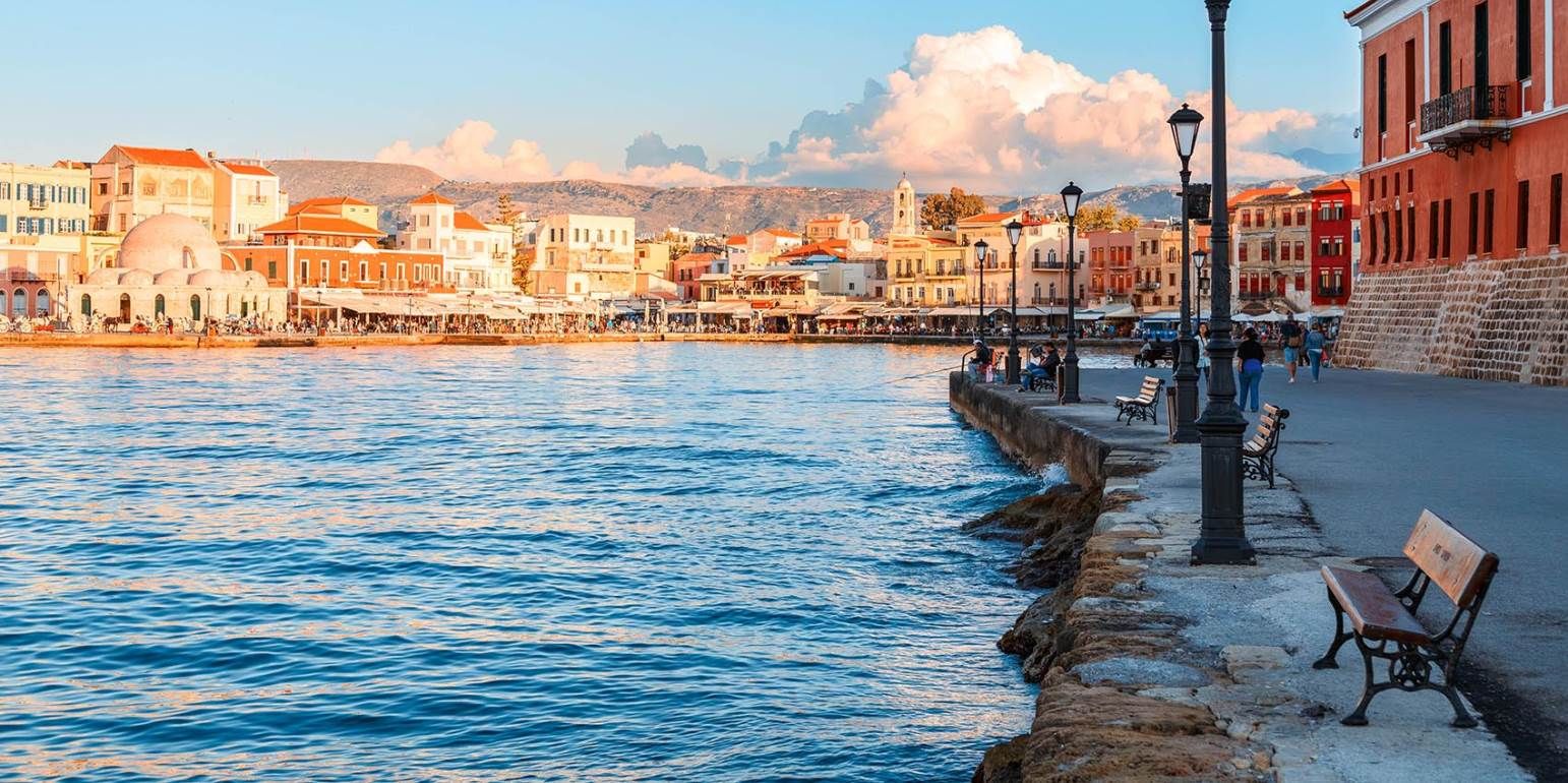 Εικόνες ντροπής στα Χανιά: 26χρονος παρίστανε γυμνός το Θείο Βρέφος σε φάτνη (φώτο)