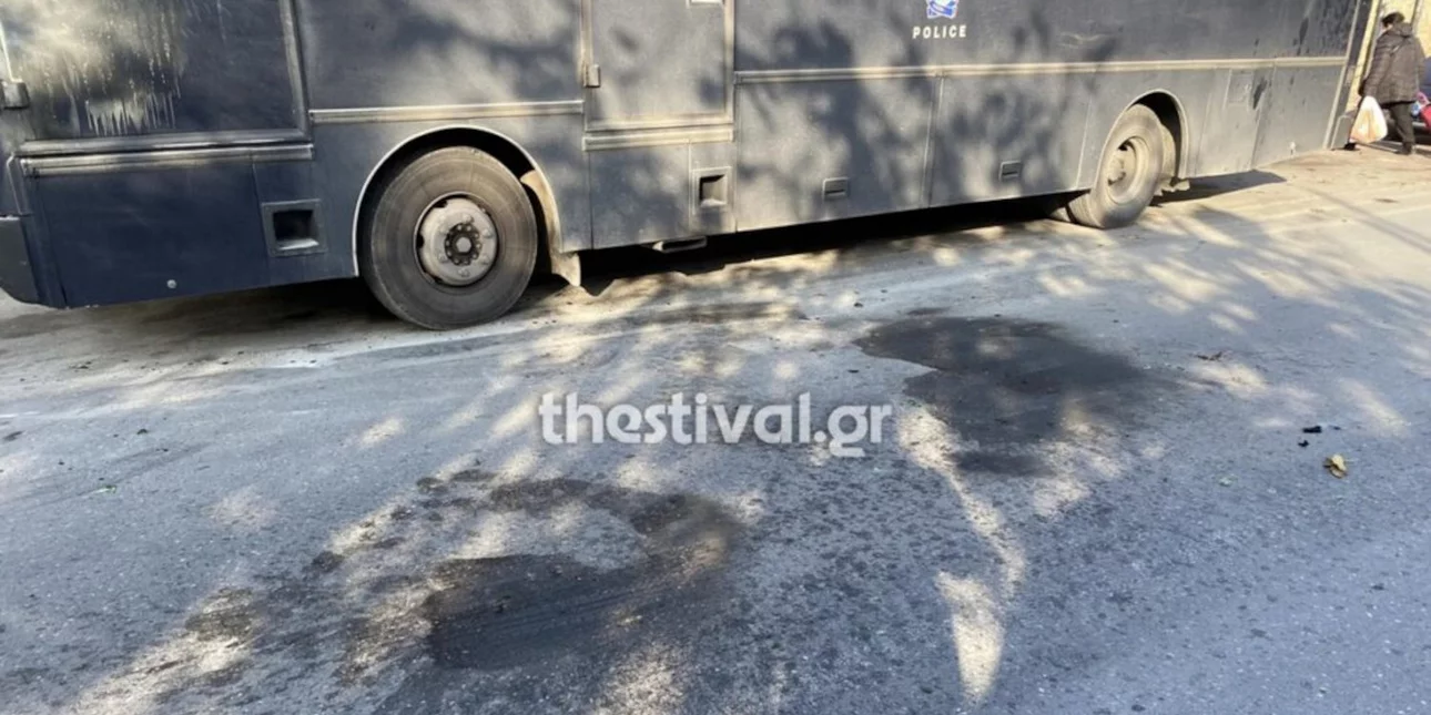 Θεσσαλονίκη: Άγνωστοι επιτέθηκαν με βόμβες μολότοφ σε διμοιρία των ΜΑΤ απέναντι από το ΑΠΘ (βίντεο)