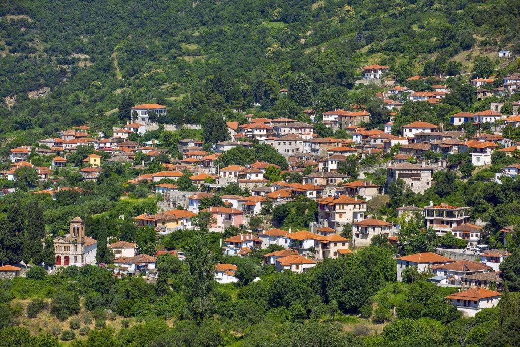 Αμπελάκια: Το χωριό στους πρόποδες του Κισσάβου που ο χρόνος μοιάζει να έχει σταματήσει (φώτο)