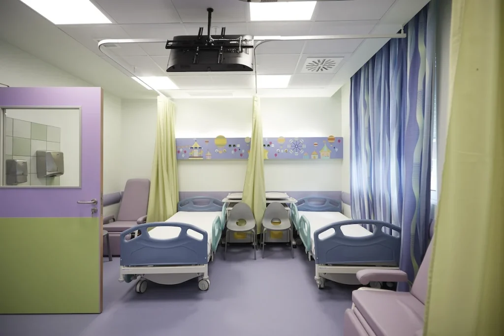 Μέγαρα: «Βλέπαμε το παιδί να έχει μελανιές –  Ο πατριός του, το χτυπούσε συνεχώς» λέει η γιαγιά του 4χρονου