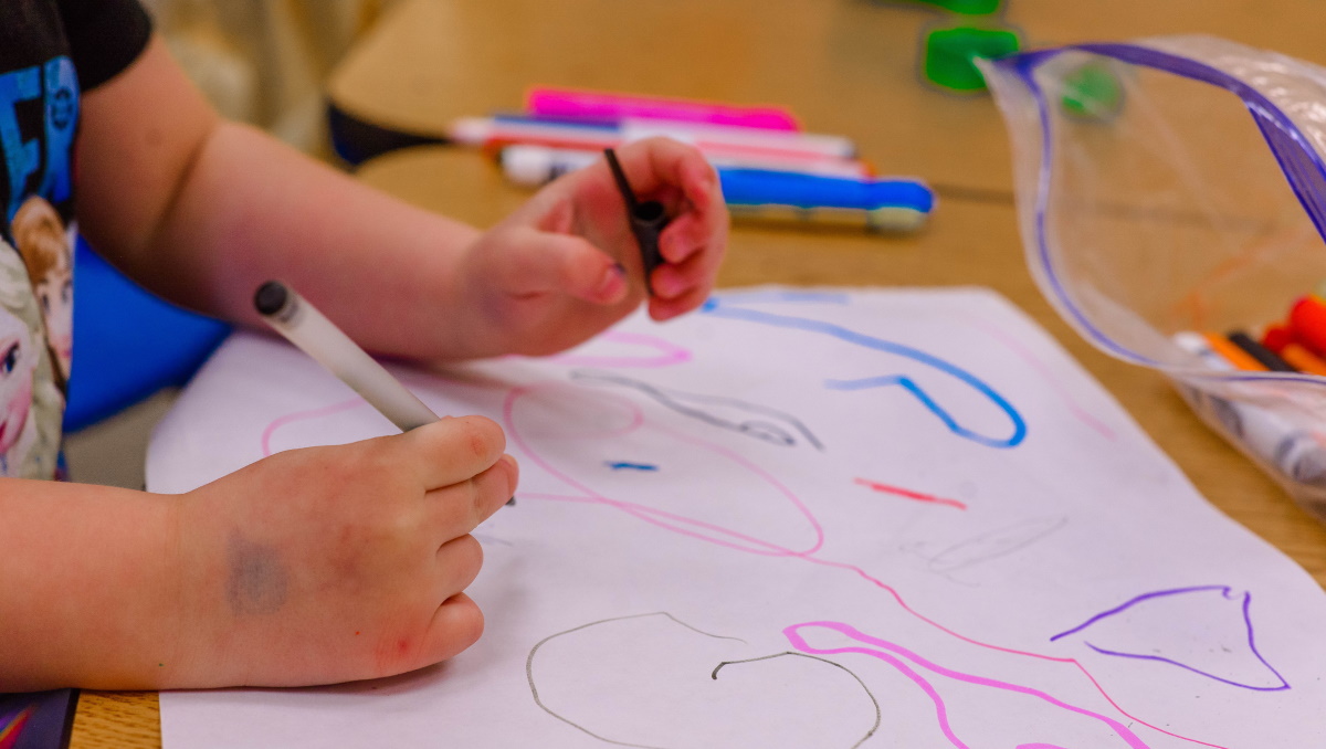 Ξυλοδαρμός 4χρονου στα Μέγαρα: «Το σήκωσε ψηλά στον αέρα και το πέταξε στο πάτωμα» λέει η μητέρα του 