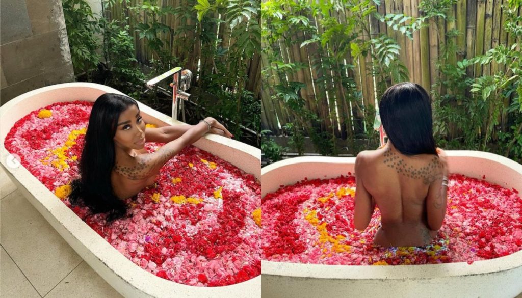 Οι γυμνές πόζες της Ελίζαμπεθ Ελέτσι μέσα σε μπανιέρα γεμάτη ροδοπέταλα (φώτο)