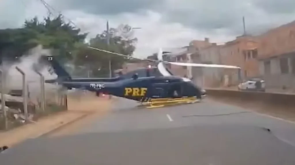 Βραζιλία: Η στιγμή που ελικόπτερο της αστυνομίας προσγειώνεται «άτσαλα» σε δρόμο (βίντεο)