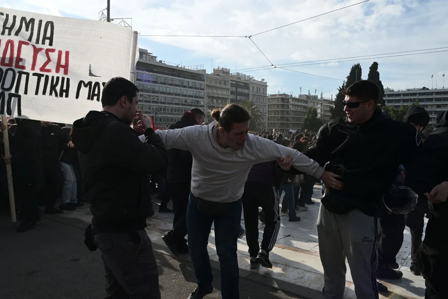 Σύνταγμα: Επεισόδια με χημικά στο μαθητικό και φοιτητικό συλλαλητήριο (φωτο) 