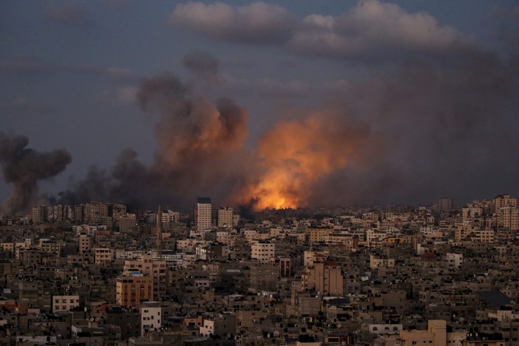 Ισραήλ: Ανελέητοι βομβαρδισμοί στη Γάζα την ώρα που ο Α.Μπλίνκεν συνεχίζει στην Αίγυπτο την περιοδεία του