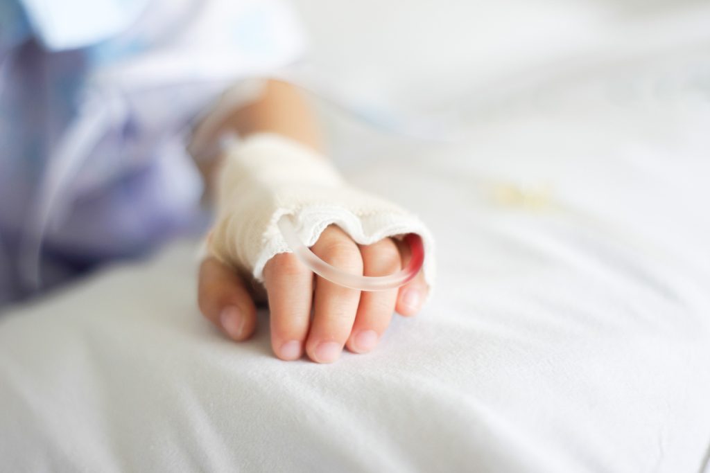 Μέγαρα: Σε βαριά κρίσιμη κατάσταση ο 4χρονος μετά τον ξυλοδαρμό από τον πατριό του – Το ιατρικό ανακοινωθέν 