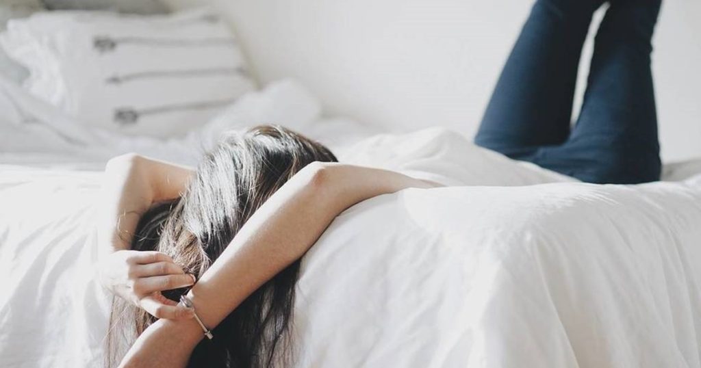 Νέα έρευνα αποκαλύπτει τι μπορείτε να κάνετε για να χαλαρώσετε πριν κοιμηθείτε το βράδυ