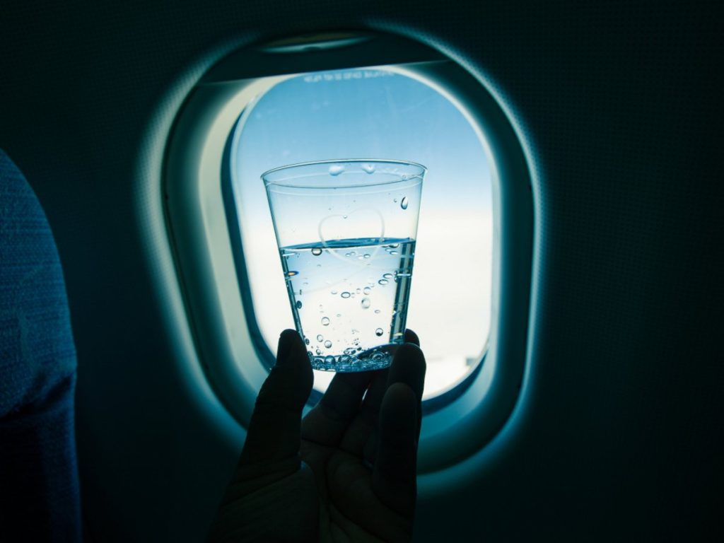Αυτό το ήξερες; – Γιατί δεν μπορείς να πιεις νερό από τη βρύση της τουαλέτας του αεροπλάνου;