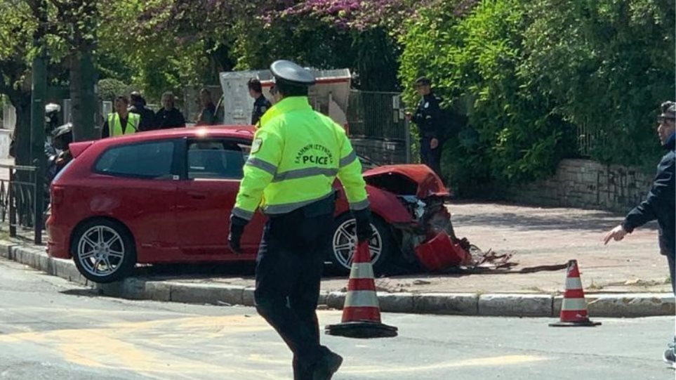 Σοβαρό τροχαίο στο ύψος του Χίλτον με αυτοκίνητο να συγκρούεται με δύο μηχανές