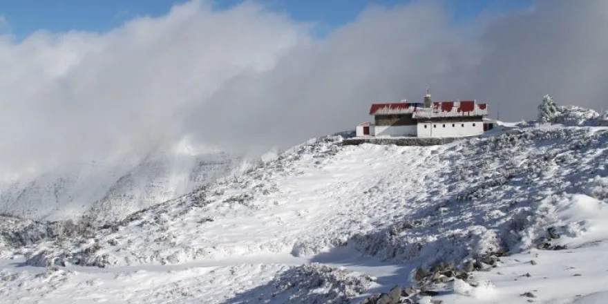 Εντυπωσιακές εικόνες από τα πρώτα χιόνια στην Κρήτη – Δείτε τον Ψηλορείτη (φωτο)