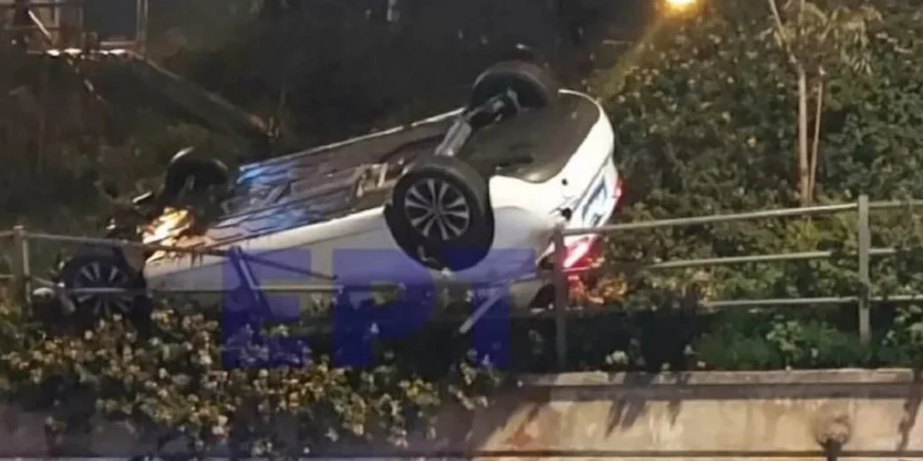 Σοβαρό τροχαίο στην Ηλιούπολη – Αυτοκίνητο ανατράπηκε και κρεμόταν από τις προστατευτικές μπάρες στη Λ. Βουλιαγμένης