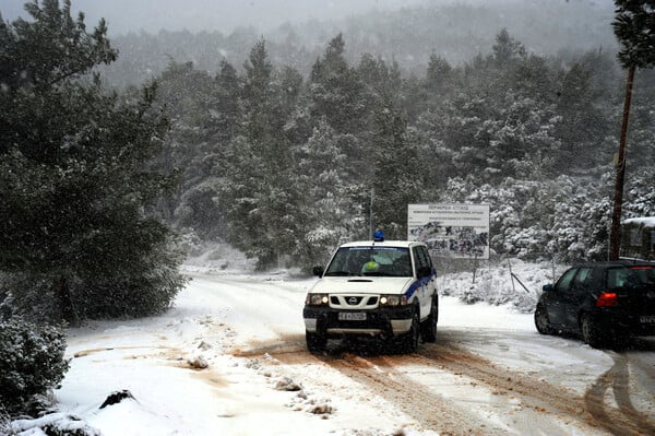 Διακοπή κυκλοφορίας στη Λεωφόρο Πάρνηθος και στα δύο ρεύματα λόγω χιονιού
