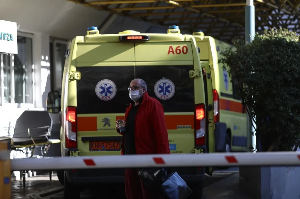 Σοβαρό τροχαίο στην Πειραιώς στο ύψος της Κουμουνδούρου – Τραυματίστηκε σοβαρά ένα άτομο