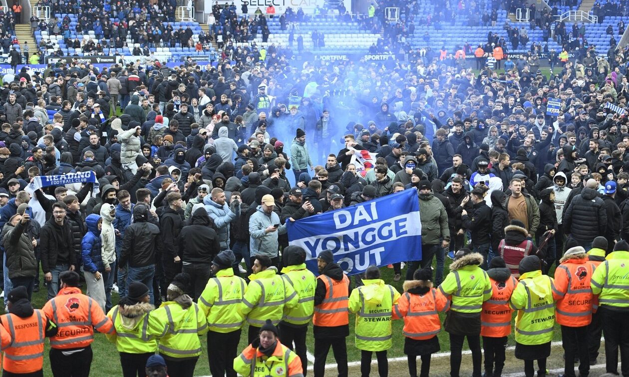 Αγγλία: Οπαδοί της Ρέντινγκ έκαναν «ντου» στο γήπεδο (βίντεο)