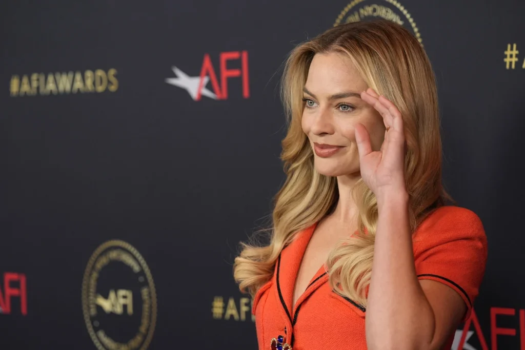 H Margot Robbie με κάτι από… Κλόντια Σίφερ στο γεύμα της AFI (φωτό)
