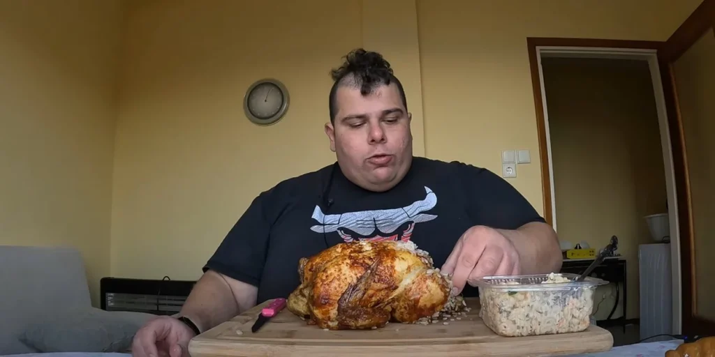 Ο Έλληνας Youtuber από την Καβάλα που κάνει «θραύση» στο TikΤok καταναλώνοντας τεράστιες ποσότητες φαγητού live