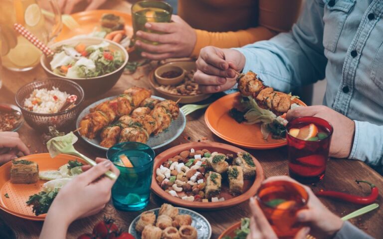 Αυτές είναι οι τροφές που δεν πρέπει να τρώτε ποτέ όταν είστε έξω και γιατί