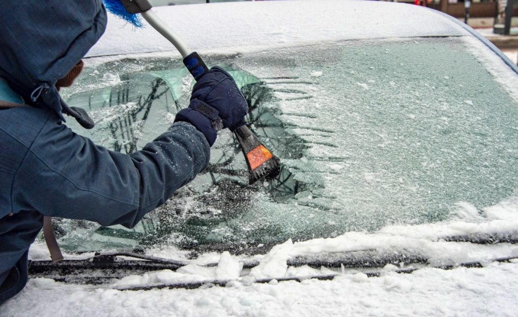 Δείτε τι πρέπει να κάνετε για να αφαιρέσετε τον πάγο από το παρμπρίζ του αυτοκινήτου (βίντεο)