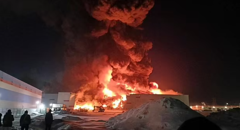 Ρωσία: Τεράστια φωτιά ξέσπασε σε αποθήκη της Αγίας Πετρούπολης (βίντεο) 