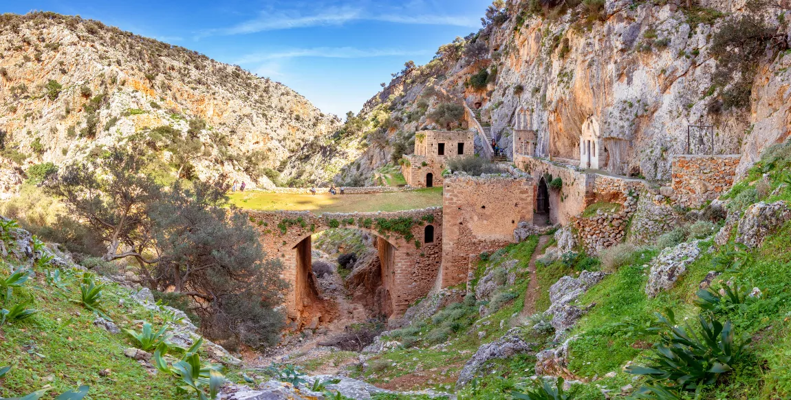 Μονή Αγίου Ιωάννη Ερημίτη: Τι λέει ο θρύλος για το μοναστήρι που είναι χτισμένο στην άκρη του γκρεμού