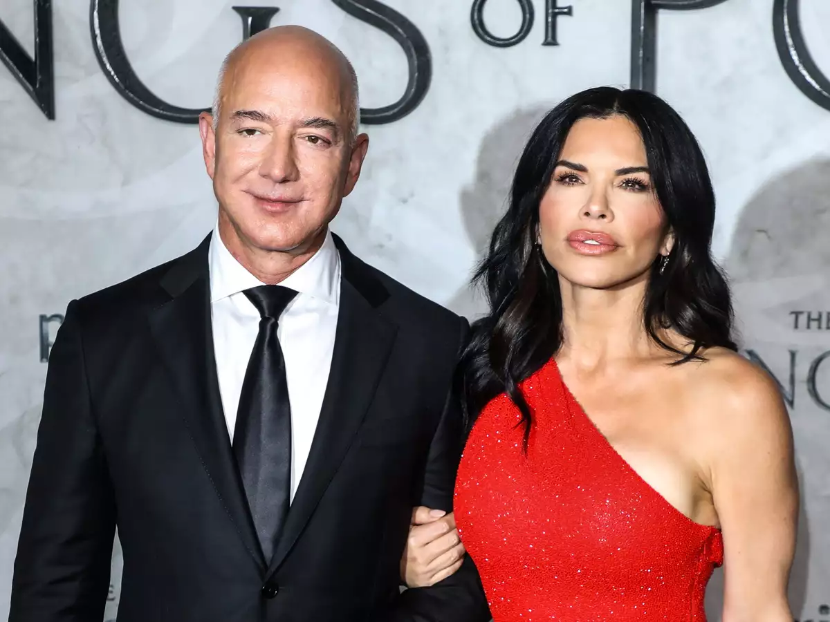 Λόρεν Σάντσεζ: Οι ευχές για τα γενέθλια του Τ.Μπέζος με διάφανο δαντελένιο φόρεμα (φώτο)