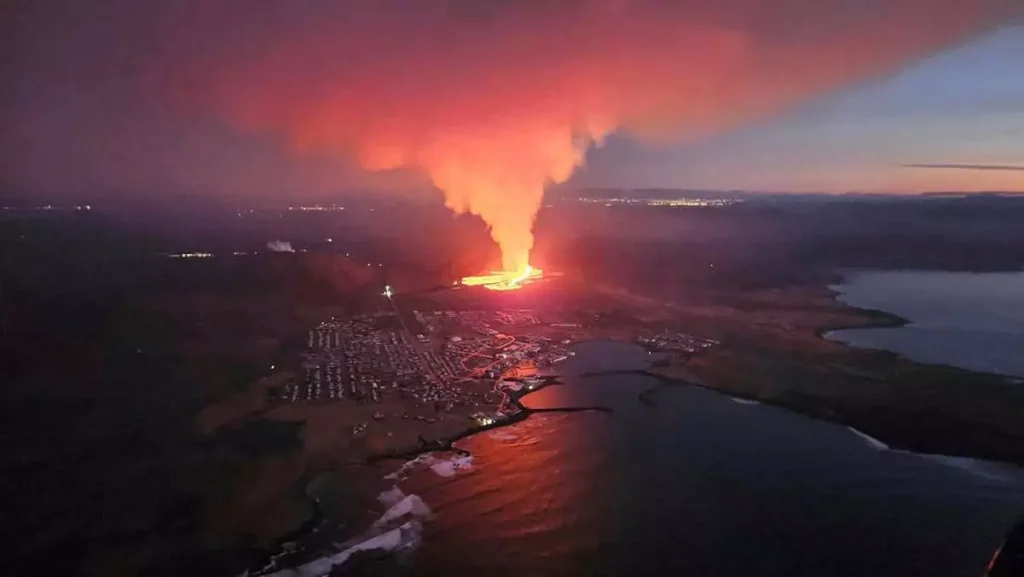 Ισλανδία: Φωτιά έπιασαν σπίτια του Γκρίνταβικ από τη λάβα (φωτο) 