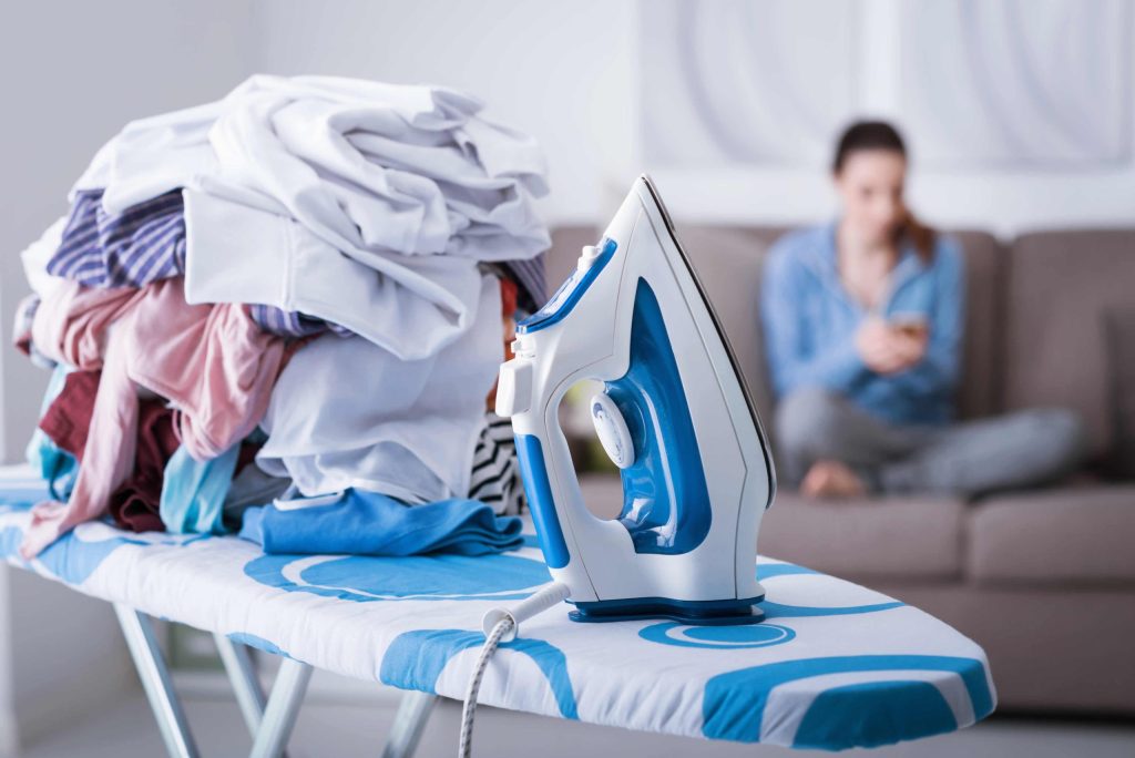 Το κόλπο στο σιδέρωμα για να μυρίζουν καλύτερα τα ρούχα