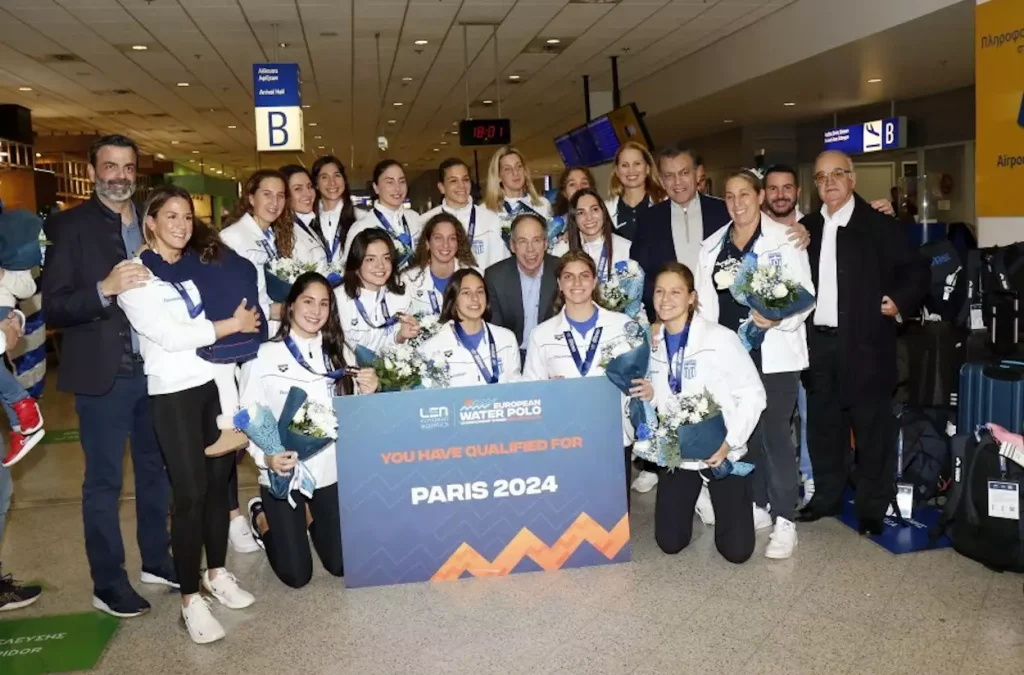 Εθνική πόλο γυναικών: Η αποστολή των κοριτσιών επέστρεψε και αποθεώθηκε στο αεροδρόμιο