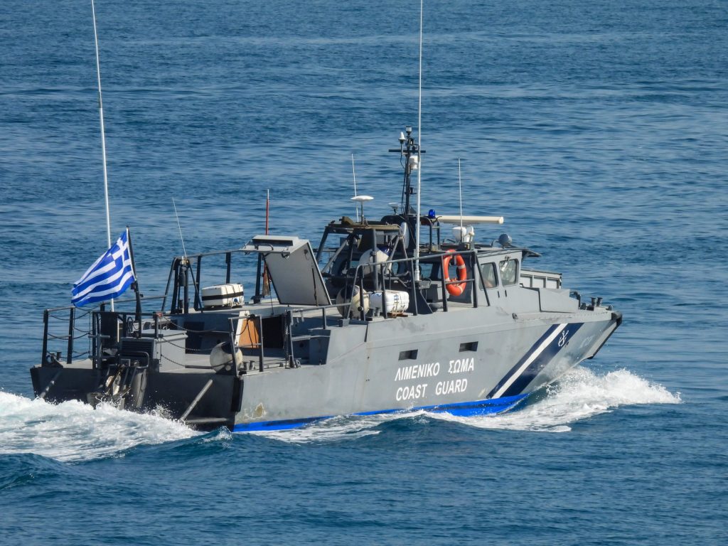 Κρήτη: Συνελήφθησαν τρεις διακινητές μετά τον εντοπισμό 117 παράνομων αλλοδαπών στους Καλούς Λιμένες