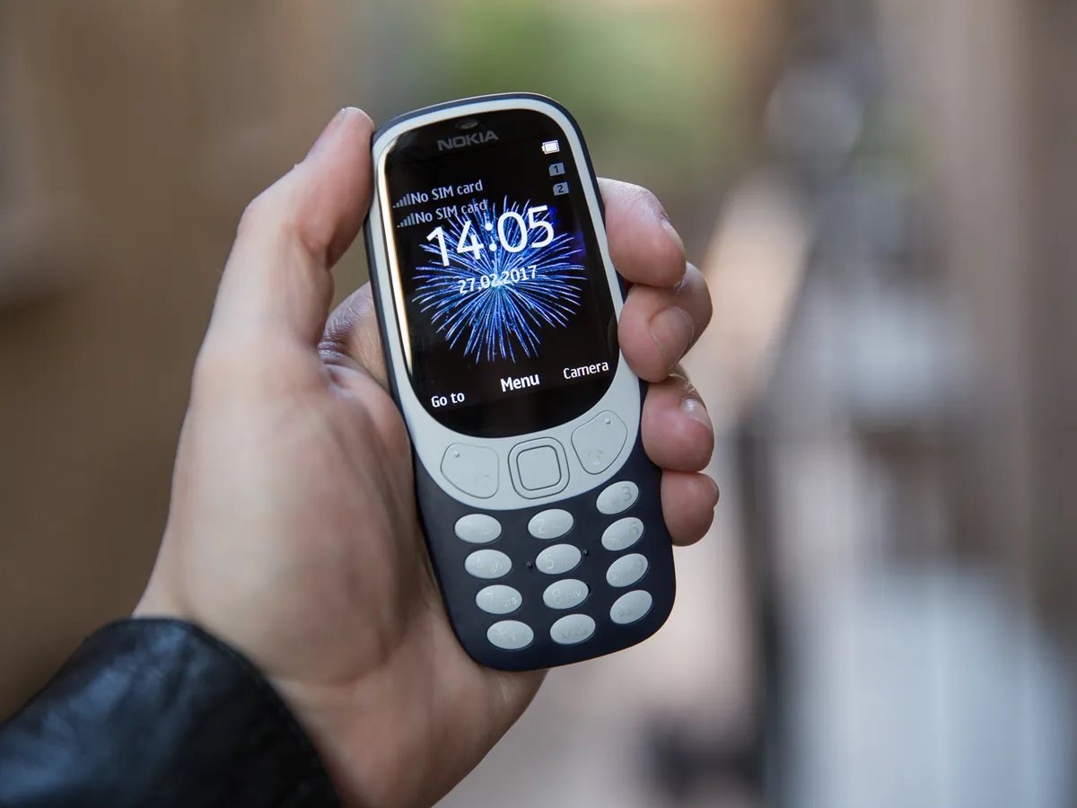 Τι θα συμβεί όταν ένα Nokia 3310 μπει σε μία υδραυλική πρέσα; (βίντεο)