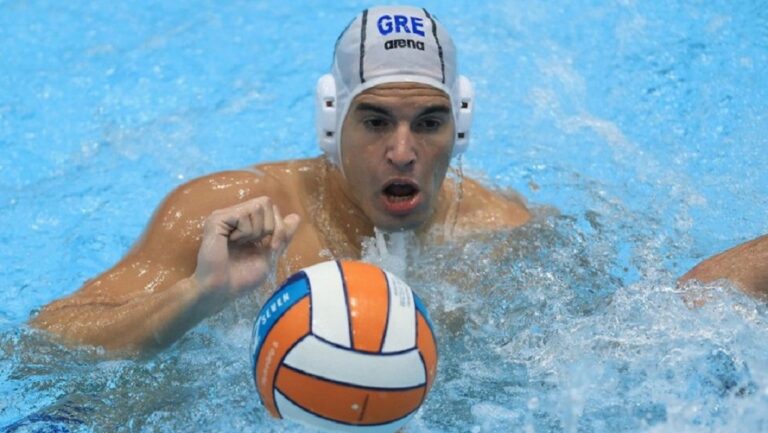 Η Εθνική πόλο των ανδρών επικράτησε των Σέρβων με 12-10 και θα διεκδικήσει την πέμπτη θέση στο ευρωπαϊκό πρωτάθλημα